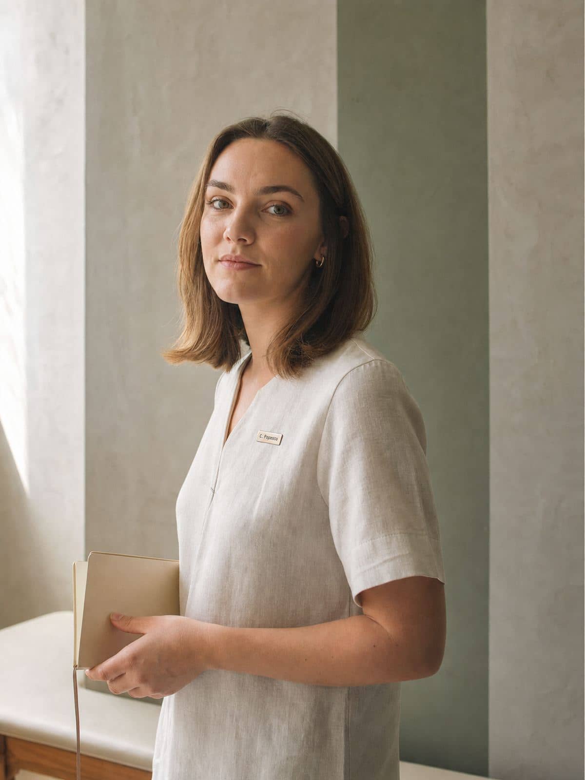 Asistentă dentară din echipa Dentaire Verde cu un carnet în mână