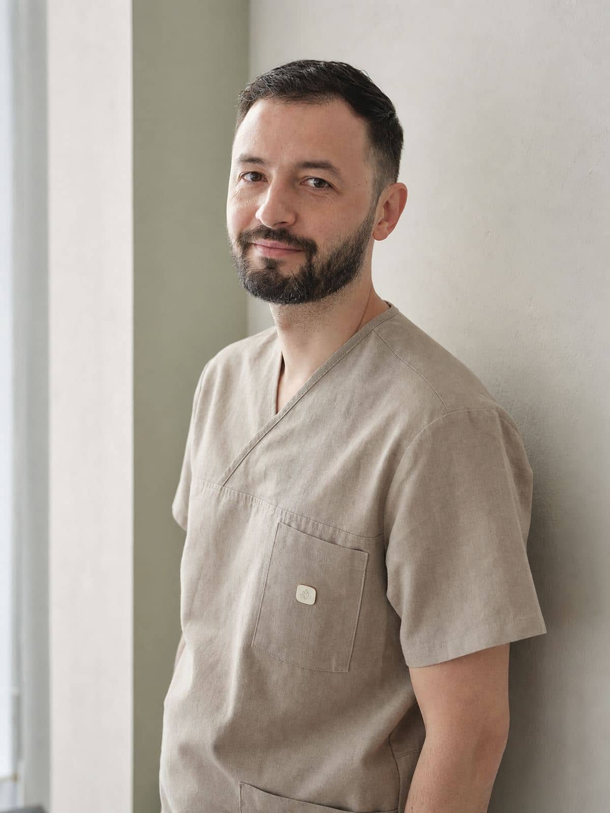 Medic stomatolog din echipa Dentaire Verde în tunică oat
